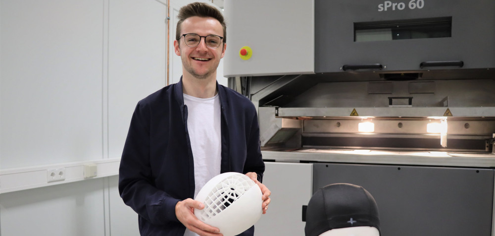 Student Lennart Bechheim mit Praxisobjekt.