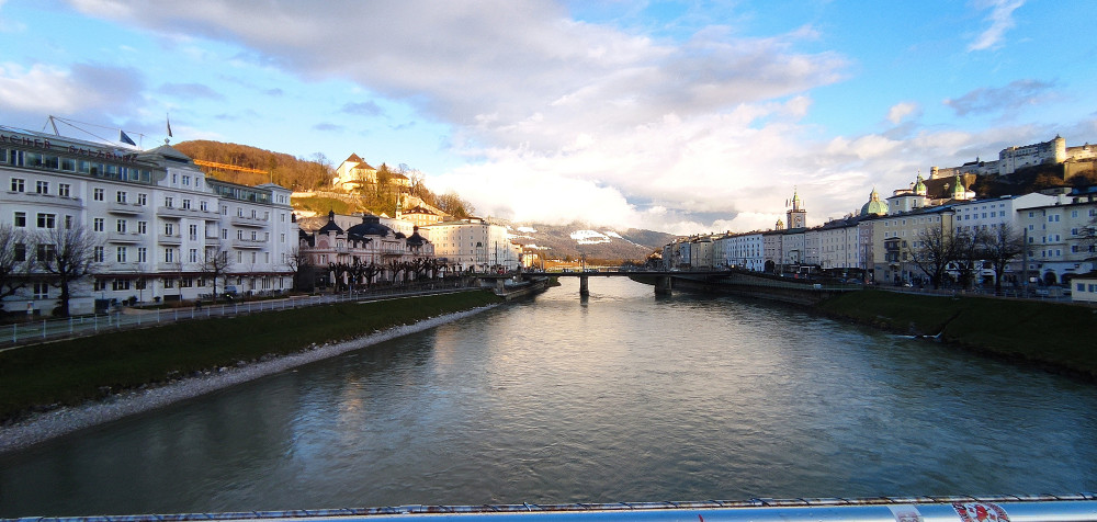 Zu sehen ist die Aussicht von der Makartstegbrücke auf die Salzach