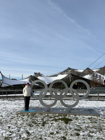 HSHL-Studentin Kim Breitenbruch an der Olympia-Schwimmhalle in München