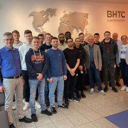 Gruppenfoto von MTR-Studierenden der HSHL mit Prof. Krome bei BHTC