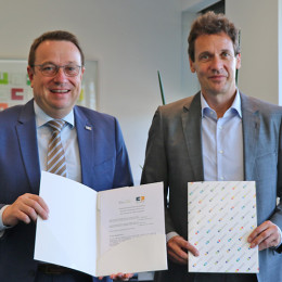 HSHL-Präsident Prof. Dr. Klaus Zeppenfeld (links im Bild) und SRH-Rektor Prof. Dr. Lars Meierling freuen sich über die Kooperation beim Hochschulsport am Standort Hamm