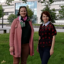 Von links: Dalia Dambrauskiené und Prof. Dr. Irma Rybnikova stehen vor Gebäuden auf dem Campus Hamm.