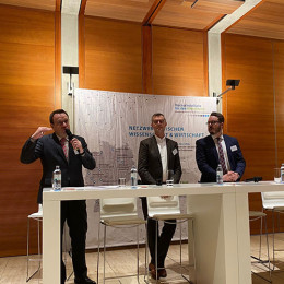 Hochschulpräsident bei Konferenz.