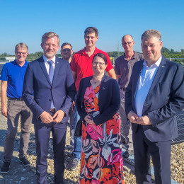 Foto vor der PV-Anlage am Campus Lippstadt