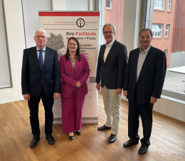 v.l.n.r. Prof. Dr.-Ing. Oliver Jack, Prof. Dr.-Ing. Manfred Strohrmann, Prof. Dr.-Ing. Kira Kastell, Prof. Dr.-Ing. Bernd Runge, Prof. Dr.-Ing. Wolfgang Rehm, nicht im Bild Prof. Dr.-Ing. Benedikt Faupel