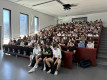 Beim Vortrag im Hörsaal HAM 2 erfuhren die Schüler*innen vom Freiherr vom Stein Gymnasium, was es mit der Physik in den James-Bond-Filmen auf sich hat