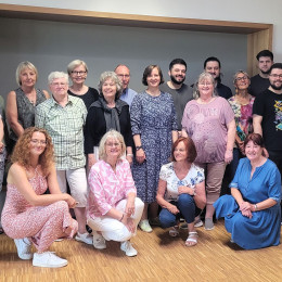 Gruppenbild mit Senioren und Studierenden des Studiengangs AIS