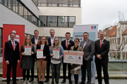 (v.l.) Jürgen Riepe (Vorstandsvorsitzender Sparkasse Lippstadt), die Stipendiaten Corinna Kirchhoff, Maurice Schäfer, Brit Conrad, Julius Holtmann, Jule Kristina Hinz, Alexander Korte (Sparkasse Lippstadt), Prof. Dr. Sabine Hollmann (HSHL-Stipendienbeauftragte), HSHL-Präsident Prof. Dr. Klaus Zeppenfeld und Dirk Rabe (Sparkasse Lippstadt)