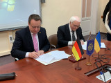 Der Pro-Rektor für International Relations der National Technical University of Ukraine, Serhiy Sydorenko (rechts im Bild), besiegelte gemeinsam mit HSHL-Präsident Prof. Dr. Klaus Zeppenfeld die Vereinbarung für die deutsch-ukrainische Kooperation.