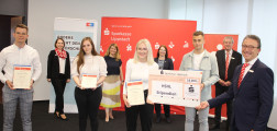 vlnr.: Student Henning Kröger, Claudia Wahner (SmartBanking,Sparkasse Lippstadt), Studentin Lara Sophie Trautmann, Prof. Sabine Hollmann,Studentin Anna-Marie Troja, Präsidentin Prof. Kira Kastell, Student Jan Paßmann,Jürgen Bergmann (Vertriebsmanagement und Koordination Stipendien der Sparkasse Lippstadt,Jürgen Riepe (Vorstandsvorsitzender Sparkasse Lippstadt).