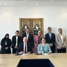 vorne v.l. Rektor der GUtech Prof Dr. Michael Braun und HSHL-Präsidentin Prof. Dr.-Ing. Kira Kastell, hinten v.l. Dr. Sausan Al-Riyami, Prof. Dr. Judith Maja Pütter, Prof. Dr. Peter Britz, Prof. Dr. Anke Weber, Prof. Dr. Armin Eberlein, Dr. Osman Ahmed El-Said Osman Barghouth