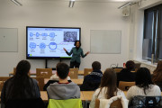 Beim UniStem Day 2024 an der HSHL erklärte Prof. Dr. Nilima Prakash den Schüler*innen alles Wissenswerte zum Thema Stammzellforschung