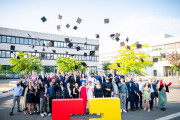 Auf dem Campus Lippstadt der HSHL ließen die Absolvent*innen die Hüte fliegen