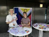 Zwei Mitglieder des blick*-Teams, Imke Heller (l.) und Alexndra Lüüs (r.), Koordinatorin von "RESPECT!", informierten am 24. Juni 2024 an einem Stand am Campus über die Kampagne