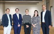 Gruppenbild mit dem vollständigen HSHL-Präsidium im IQ-L v.l. Prof. Dr. Sven Quadflieg, Prof. Dr.-Ing. Klaus Pantke (Vizepräsident für Forschung und Transfer), Sandra Schlösser (Kanzlerin), Prof. Dr.-Ing. Kira Kastell (Präsidentin), Prof. Dr. Justin Sebastian Lange