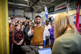 Erstsemesterstudierende auf der Messe nach der Erstsemesterbegrüßung 2024.